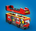 LEGO dubbeldekker bus zonder bovenverdieping, met losse rode bovenverdieping met 'Museum' en 'Downtown' bordjes.