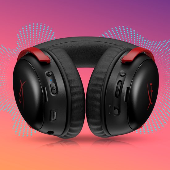 Zwarte en rode HyperX Cloud III S Wireless gaming headset, op een achtergrond met lichtblauwe en roze golven.