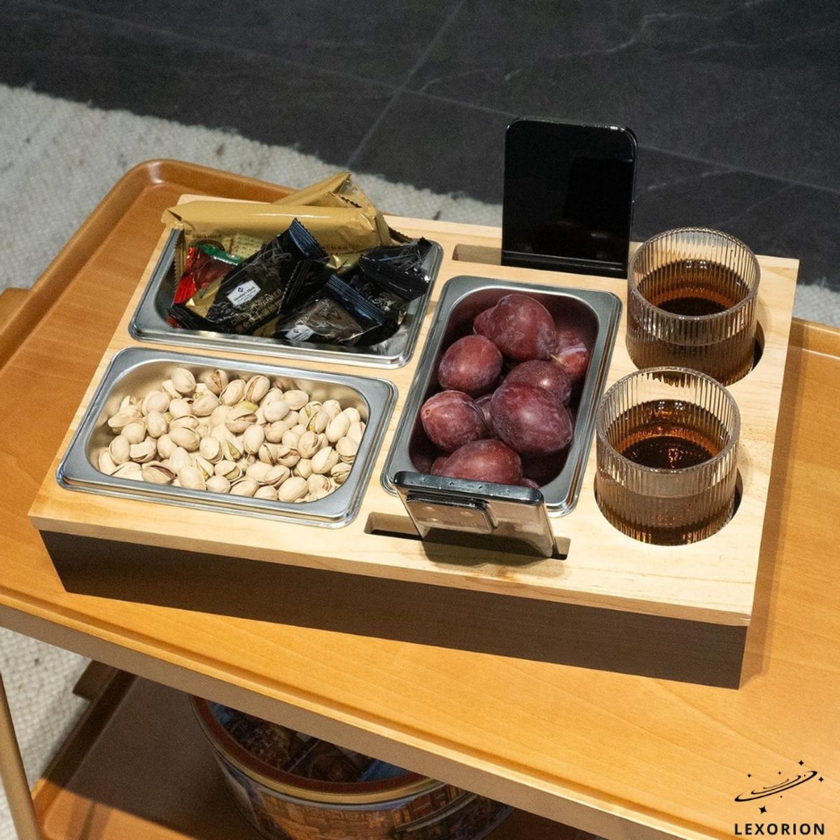 Lexorion Couch Sofa Bar Snack Box – Couch & Chill Sofa Tray – Bamboe Bank Butler – Zwarte Sofa Bar Snack Box met Roestvrijstalen Kommen – Cupholder – Wijn Glazen Houder – Organizer voor Afstandsbediening en Snacks – Cadeau voor Hem & Haar — cadeau in Kookcadeaus - foto 7