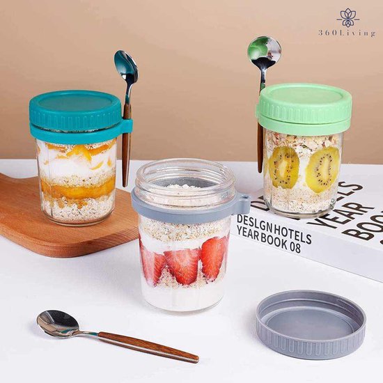 Bocaux en verre avec couvercles, remplis de flocons d'avoine et de fruits. Cuillère incluse.