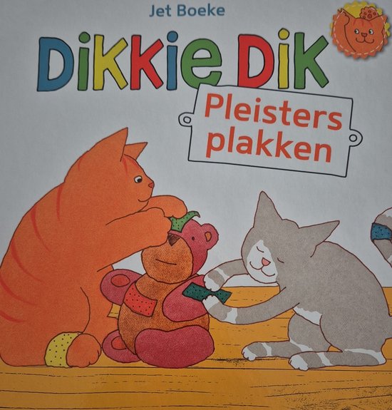 Oranje kat Dikkie Dik plakt een pleister op een knuffelbeer. Een grijze kat zit ernaast. Bovenin staat 'Dikkie Dik Pleisters Plakken'.