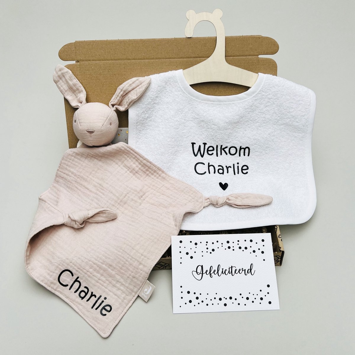 Knuffeldoekje en slab met naam - Baby brievenbus cadeau - gepersonaliseerd kraamcadeau - geboorte baby - cadeau pasgeboren baby - Jollein knuffeldoekje - Baby cadeau met naam