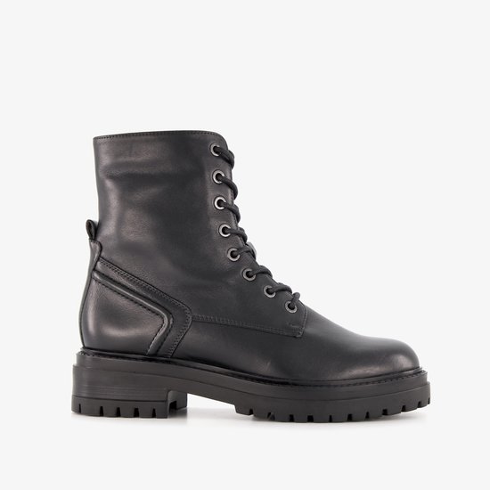 Zwarte Harper veterboot van leer, zicht op de zijkant met veters en rits.