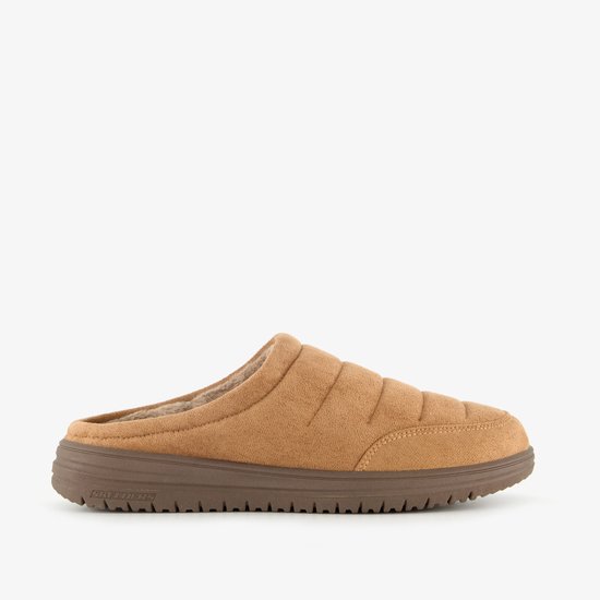 Bruine Skechers pantoffel met horizontale stiksels en bontgevoerde instap.
