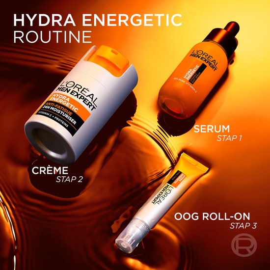 De L'Oréal Men Expert Hydra Energetic routine: crème, serum en oog roll-on op een spiegelende oranje achtergrond.