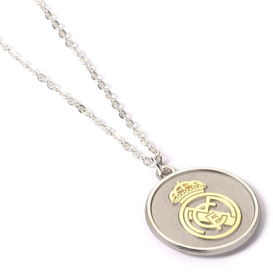 Collier argenté avec pendentif rond et logo du Real Madrid doré.