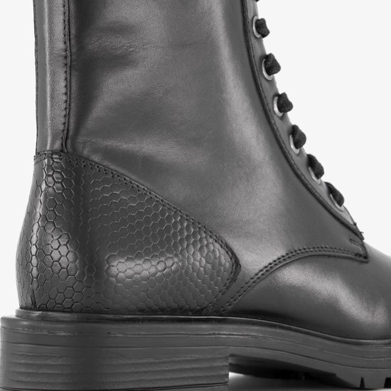 Detail van de snake-print op de zwarte leren veterboot.