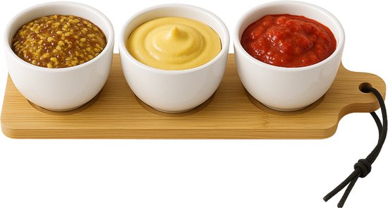 Witte kommetjes met mosterd, gele mosterd en ketchup op een bamboe plankje.