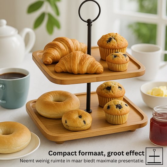 Tweelaags bamboe etagère met croissants, muffins en bagels, met koffie en thee in de achtergrond.