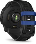 Achterkant van een zwarte Garmin smartwatch met hartslagsensor en blauwe bandhouders.