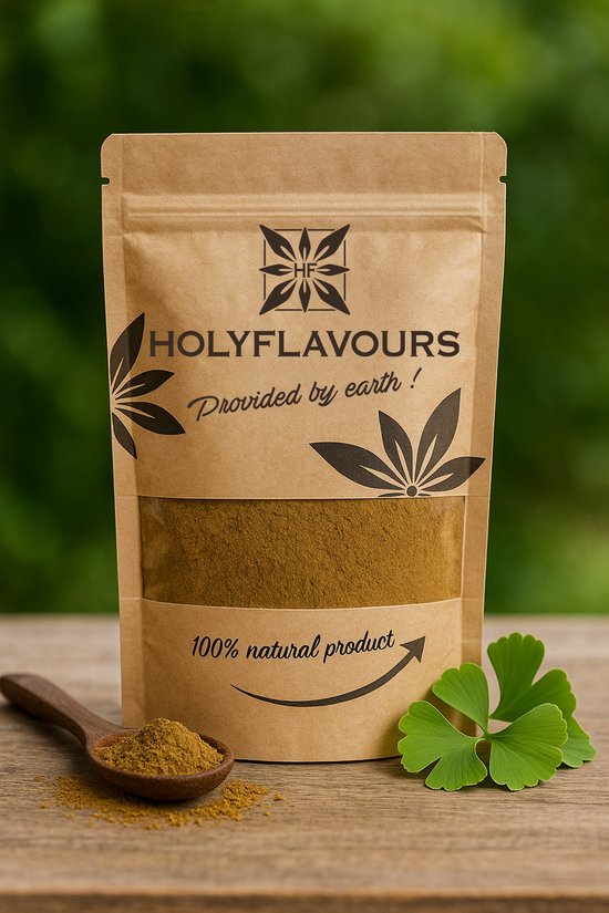 Bruine papieren verpakking van "HOLYFLAVOURS" met ginkgopoeder, een lepel met poeder en enkele ginkgoblaadjes.