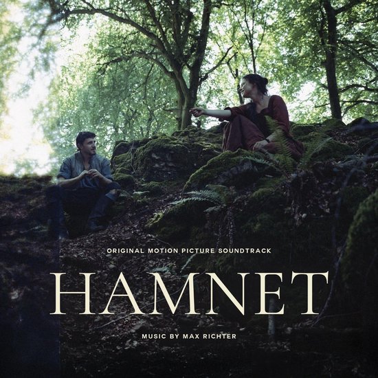 CD-hoes voor Hamnet, originele soundtrack, muziek van Max Richter. Twee personen zitten op een met mos begroeide heuvel in een bos.