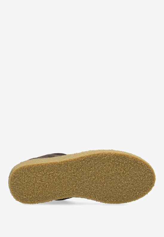 Crèpe zool van een donkerbruine suède sneaker.