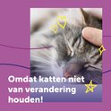 Een man streelt een slapende kat. "Omdat katten niet van verandering houden!".