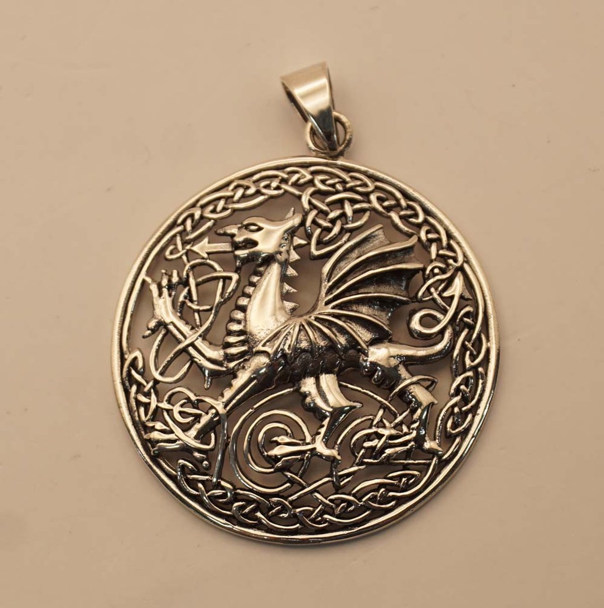 Sterling zilveren hanger draak in keltische rond sierschild - celtic dragon pendant silver - draken hanger in keltische stijl - 925 zilveren hanger van stoere draak - heren, jongen, dames, meisjes hanger voor aan ketting