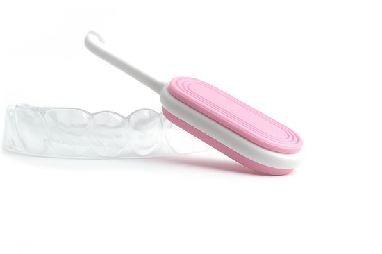 Doorzichtige aligner en een roze/witte remover op een witte achtergrond.