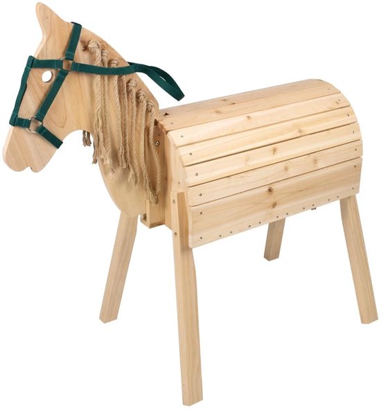 Houten schommelpaard met groene hoofdstel en touwmanen, op witte achtergrond.