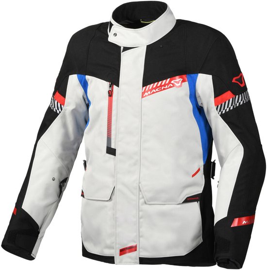 Zwart-wit motorjas met rode, blauwe en zilveren details en zakken aan de voorkant. Het Macna logo is zichtbaar.