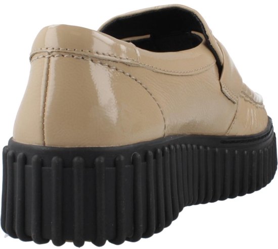 Achterkant beige lakleren loafer met platte, dikke zwarte zool.