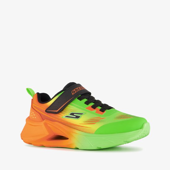 Lichtgroene sneaker met oranje zool en veters. S-logo op zijkant.