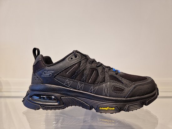 Zwarte Skechers wandelschoen met Goodyear zool, zichtbare luchtdemping en S-logo.