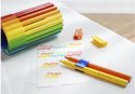 Stylos Faber-Castell Connector de couleur arc-en-ciel, avec clips de connexion sur papier blanc.
