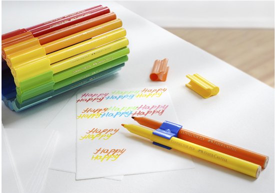 Stylos Faber-Castell Connector de couleur arc-en-ciel, avec clips de connexion sur papier blanc.
