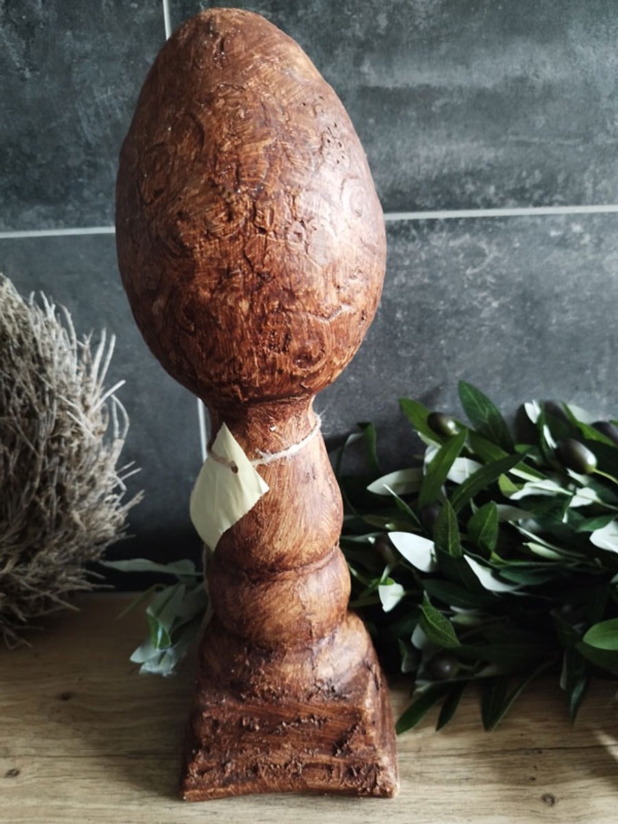 Egg on stand beeld