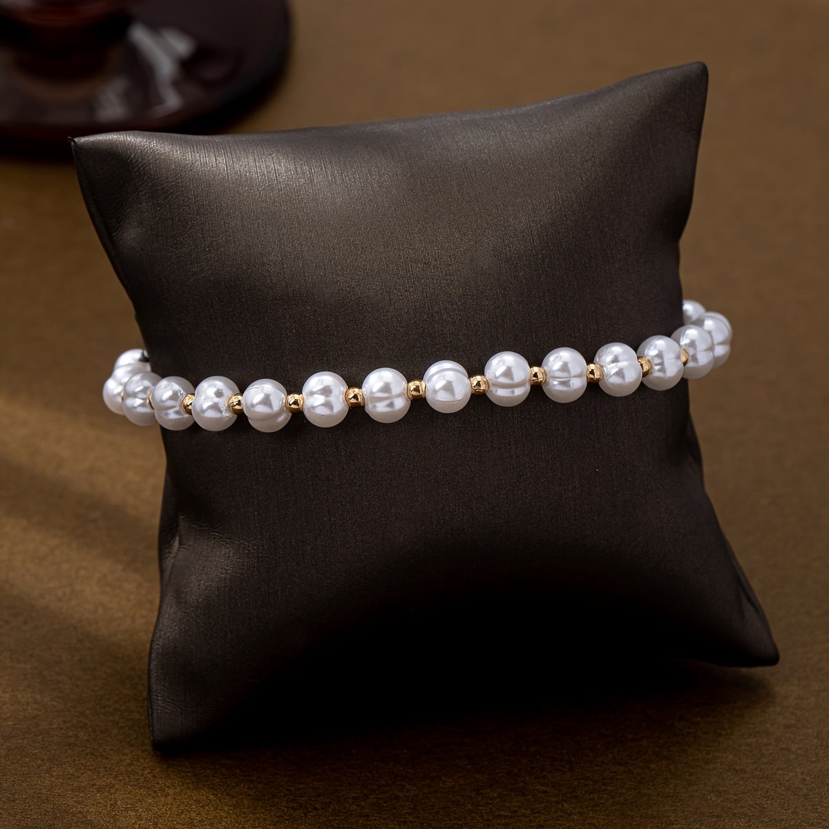 Sjika - Gold plated armband met witte parels – Luxe damesarmband – Tijdloos & elegant design – Perfect cadeau voor haar