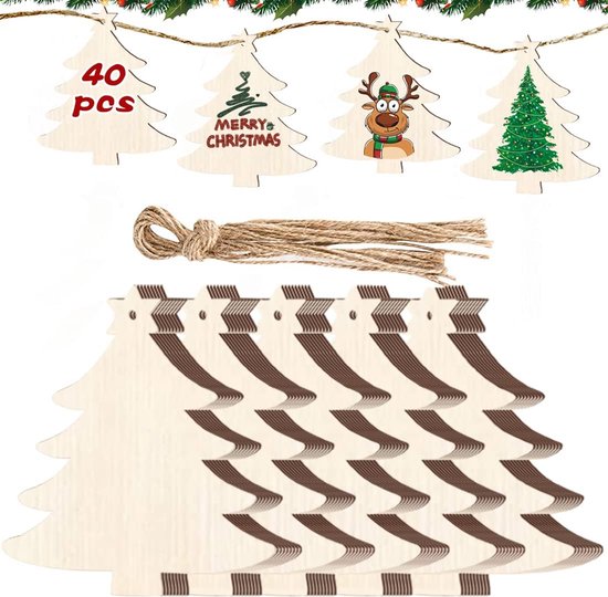Set van houten kerstboomhangers met diverse decors: 'Merry Christmas', rendier, kerstboom, ster. Ook een rij ongeverfde bomen.