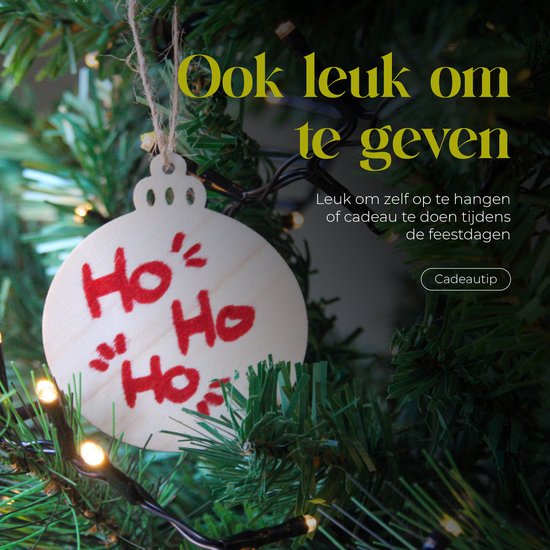Houten kerstbal met de tekst 'Ho Ho Ho' in rode letters, hangend aan een kerstboom.