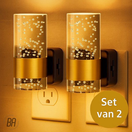 Twee nachtlampjes met gouden band en kristallen cilinder met bubbels, ingestoken in stopcontact. Set van 2.