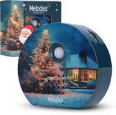 Kerstgeluiden huisje met kerstboom en sneeuwlandschap op een houten kastje.