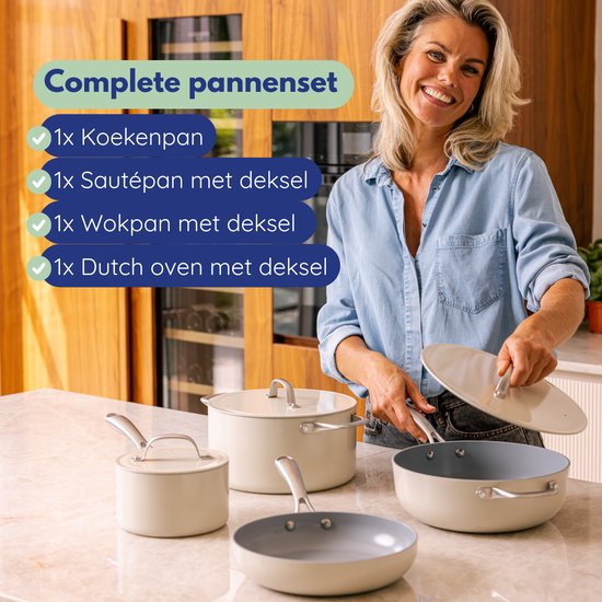 Vrolijke vrouw met blond haar in spijkerblouse toont een set van vier lichte, crèmekleurige pannen.