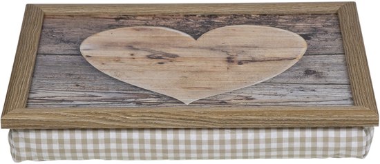 Dienblad met houten hart op verweerd hout, met een beige ruitjes kussen eronder.
