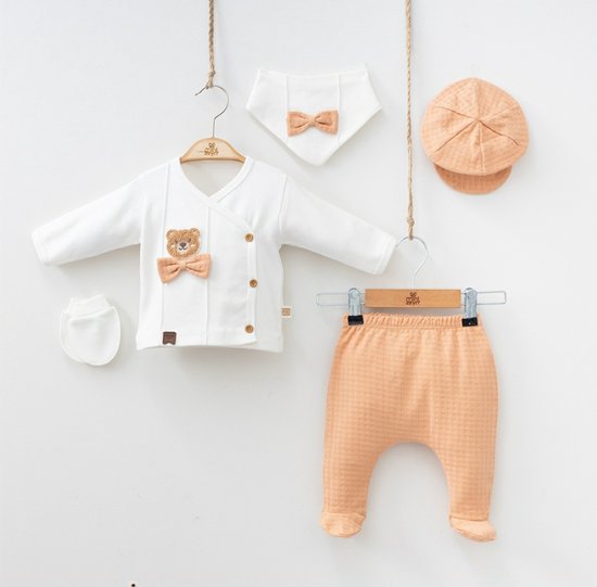 Wit babykleding setje met teddybeer applicatie en oranje strikje. Inclusief oranje petje, slabbertje en sokjes.