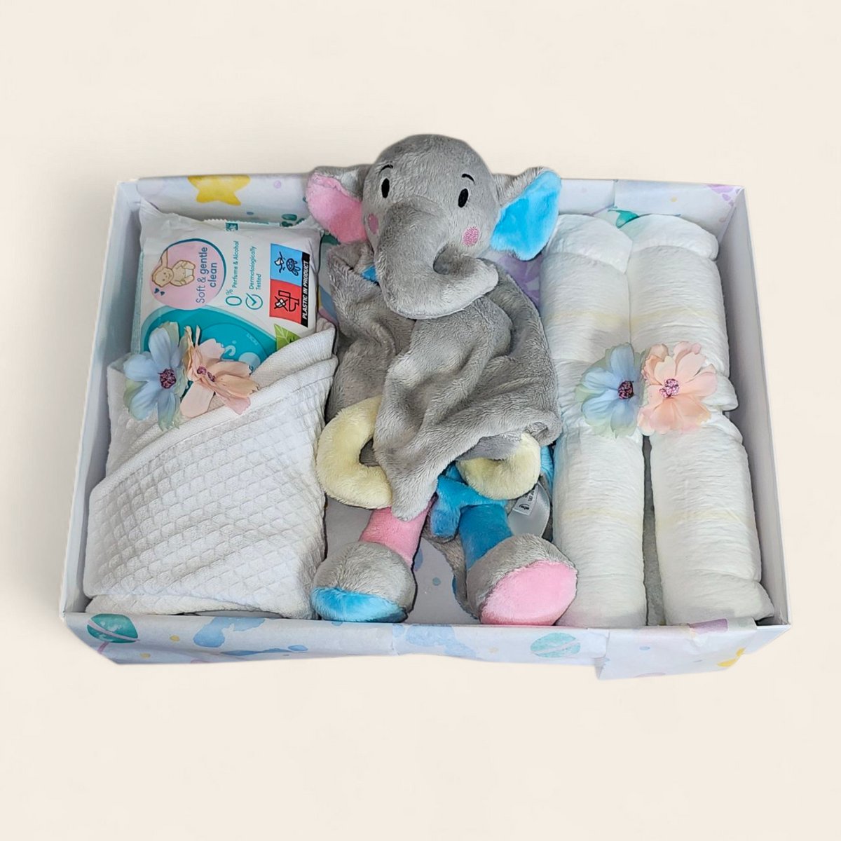 Kraamcadeau - gender reveal cadeau - kraampakket met luiers, billendoekjes en knuffel