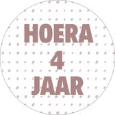 20 x Roze Traktatiestickers Hoera 4 Jaar - Stickervel - Cadeaustickers - Wensetiket - Rond 4 cm - Sluitsticker - 20 stuks - Sticker 4e Verjaardag