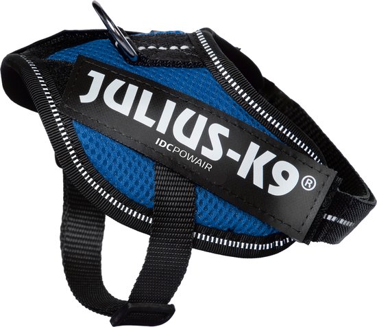 Blauw Julius-K9 IDC®Powair hondentuig met zwarte banden en reflecterende strepen. Logo in het wit.