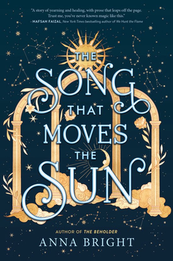 Couverture du livre 'The Song That Moves the Sun' sur fond bleu foncé, avec des constellations, un soleil doré et un croissant de lune. Le titre est en lettres dorées ornées.