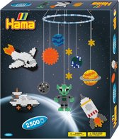 Hama midi strijkkralen set “ruimtevaart, vliegtuig, raket en planeten” inclusief vormpjes (grondplaat), 2.500 normale strijkparels, ring (mobiel / mobile) met draad en strijkpapier