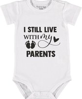 Baby Rompertje met tekst 'I still live with my parents 2' |Korte mouw l | wit zwart | maat 50/56 | cadeau | Kraamcadeau | Kraamkado