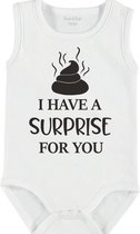 Baby Rompertje met tekst 'I have a little surprise for you' | mouwloos l | wit zwart | maat 62/68 | cadeau | Kraamcadeau | Kraamkado