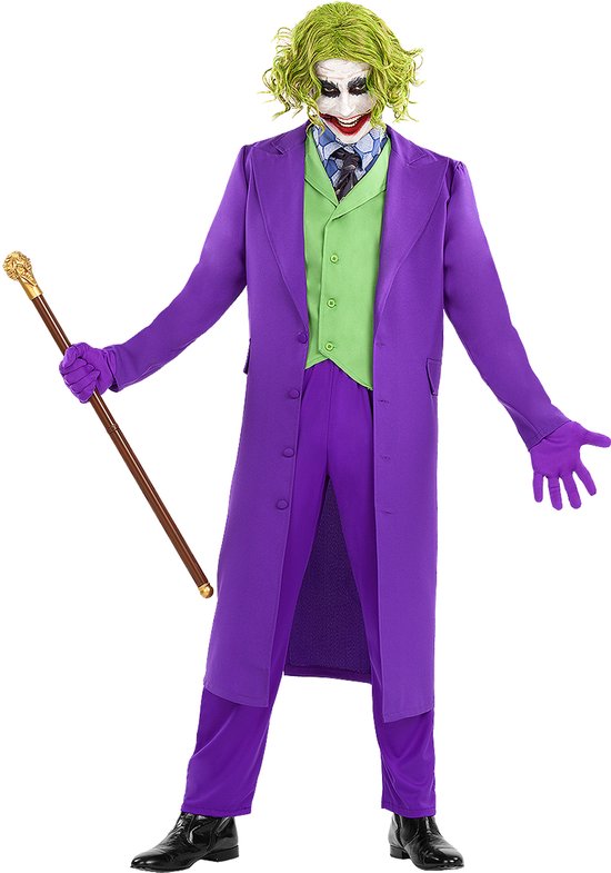 Een man met groen haar en Joker-make-up poseert met een wandelstok in een paars kostuum, een groen vest en paarse handschoenen.