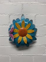 Metalen bloem wanddecoratie - Blauw + geel + vlinder - Dia 30 cm - Voor binnen en buiten - Wanddecoratie