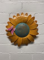 Metalen bloem wanddecoratie - Geel + vlinder - Dia 31 cm - Voor binnen en buiten - Wanddecoratie