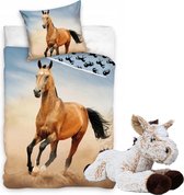 Dekbedovertrek Bruin Paard- 140x200cm- 1 persoons- 100%Katoen- Dubbelzijdig- Rennend Paard, incl. super zachte pluche paarden knuffel 32 cm beige.