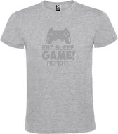 Grijs t-shirtmet tekst 'EAT SLEEP GAME REPEAT' print Zilver  size XL