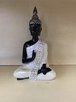 Decoratieve Boeddha zittend - wit + zwart + zilver - hoogte 20.5 cm x 14 x 12 cm - polyresin - Woonaccessoires