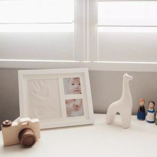 Maison Extravagante - Baby Fotolijst in cadeauverpakking - Gipsafdruk baby - Klei Afdruk Baby Voet / Hand - Kraamcadeau Jongen of Meisje - Babyshower - Kraampakket/Geboorte Cadeau - Baby Art van Maison Extravagante — afbeelding 5